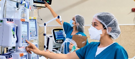 Enfermeras de cuidados intensivos operando equipos